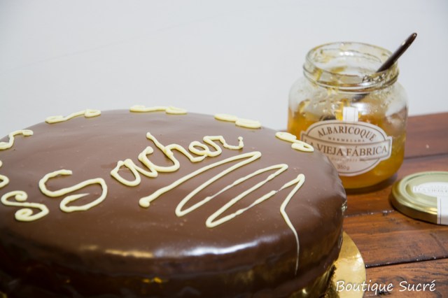 Precalienta el horno a 180 ºC sin ventilador o turbina. Solo calor arriba y abajo. -Tamiza los ingredientes secos (harina, levadura, bicarbonato, sal y cacao en polvo) y reserva. -En el bowl de la batidora eléctrica bate la mantequilla y los dos tipos de azúcar hasta obtener una mezcla cremosa. -Añade los huevos de uno en uno hasta que estén completamente integrados. -Incorpora los ingredientes secos alternando con la Creme Fraiche, vainilla y cointreau procurando mezclar muy bien. -Agrega la ralladura de Naranja y termina de mezclar. -Engrasa el molde con un spray especial para desmoldar por todas sus aristas. Si no lo tienes, engrasa con mantequilla blanda ayudándote con un pincel de silicona y espolvorea cacao en polvo. -Vierte la mezcla en el molde dejando que caiga la masa en un solo sitio y que por si sola vaya llenando el molde. -Introduce el molde en el nivel medio del horno sobre la rejilla y hornea tu Bundt Cake por 45 minutos o hasta que al introducir un palillo este salga completamente limpio. -Saca el Bundt Cake del horno y a los 10 minutos desmóldalo y déjalo enfriar por completo sobre una rejilla. El Ganache de Chocolate Negro: -Trocea el chocolate en un bowl resistente al calor. -Calienta en un cazo la nata hasta que rompa a hervir. - Vierte la nata ya caliente sobre el chocolate y con unas varillas mezcla de forma manual hasta obtener una crema de chocolate brillante y homogénea. -Decora tu Bundt Cake vertiendo sobre la Tarta el Ganache de Chocolate, y coloca frutas en el hueco del Bundt para darle mas alegría y color. Yo he decorado este bundt en forma de corazón con frutos rojos, Naranjas chinas pequeñitas, estrellas doradas y fideos de chocolate negro.