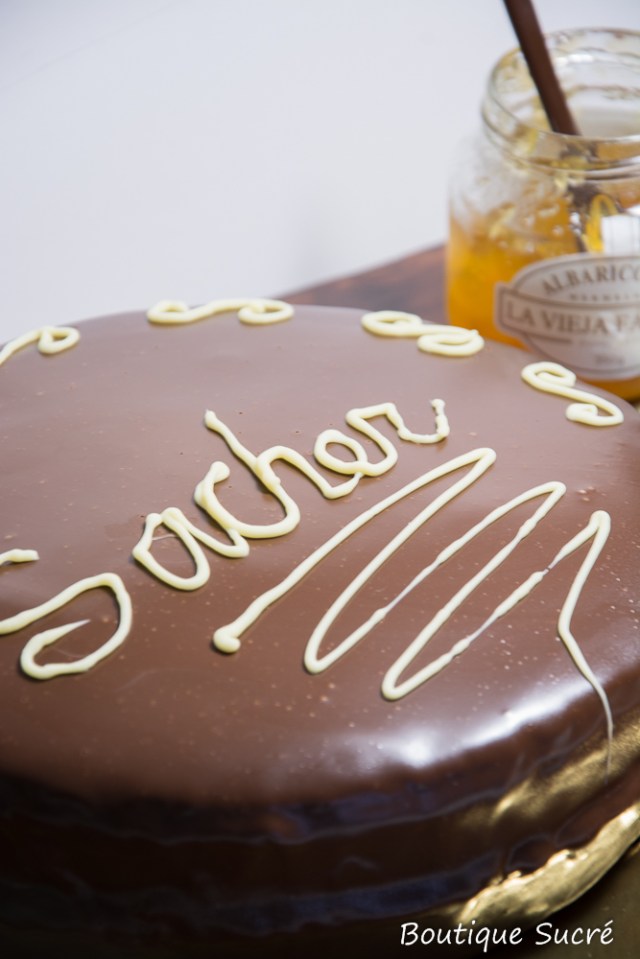 Precalienta el horno a 180 ºC sin ventilador o turbina. Solo calor arriba y abajo. -Tamiza los ingredientes secos (harina, levadura, bicarbonato, sal y cacao en polvo) y reserva. -En el bowl de la batidora eléctrica bate la mantequilla y los dos tipos de azúcar hasta obtener una mezcla cremosa. -Añade los huevos de uno en uno hasta que estén completamente integrados. -Incorpora los ingredientes secos alternando con la Creme Fraiche, vainilla y cointreau procurando mezclar muy bien. -Agrega la ralladura de Naranja y termina de mezclar. -Engrasa el molde con un spray especial para desmoldar por todas sus aristas. Si no lo tienes, engrasa con mantequilla blanda ayudándote con un pincel de silicona y espolvorea cacao en polvo. -Vierte la mezcla en el molde dejando que caiga la masa en un solo sitio y que por si sola vaya llenando el molde. -Introduce el molde en el nivel medio del horno sobre la rejilla y hornea tu Bundt Cake por 45 minutos o hasta que al introducir un palillo este salga completamente limpio. -Saca el Bundt Cake del horno y a los 10 minutos desmóldalo y déjalo enfriar por completo sobre una rejilla. El Ganache de Chocolate Negro: -Trocea el chocolate en un bowl resistente al calor. -Calienta en un cazo la nata hasta que rompa a hervir. - Vierte la nata ya caliente sobre el chocolate y con unas varillas mezcla de forma manual hasta obtener una crema de chocolate brillante y homogénea. -Decora tu Bundt Cake vertiendo sobre la Tarta el Ganache de Chocolate, y coloca frutas en el hueco del Bundt para darle mas alegría y color. Yo he decorado este bundt en forma de corazón con frutos rojos, Naranjas chinas pequeñitas, estrellas doradas y fideos de chocolate negro.