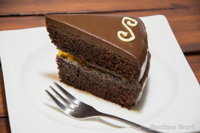 Precalienta el horno a 180 ºC sin ventilador o turbina. Solo calor arriba y abajo. -Tamiza los ingredientes secos (harina, levadura, bicarbonato, sal y cacao en polvo) y reserva. -En el bowl de la batidora eléctrica bate la mantequilla y los dos tipos de azúcar hasta obtener una mezcla cremosa. -Añade los huevos de uno en uno hasta que estén completamente integrados. -Incorpora los ingredientes secos alternando con la Creme Fraiche, vainilla y cointreau procurando mezclar muy bien. -Agrega la ralladura de Naranja y termina de mezclar. -Engrasa el molde con un spray especial para desmoldar por todas sus aristas. Si no lo tienes, engrasa con mantequilla blanda ayudándote con un pincel de silicona y espolvorea cacao en polvo. -Vierte la mezcla en el molde dejando que caiga la masa en un solo sitio y que por si sola vaya llenando el molde. -Introduce el molde en el nivel medio del horno sobre la rejilla y hornea tu Bundt Cake por 45 minutos o hasta que al introducir un palillo este salga completamente limpio. -Saca el Bundt Cake del horno y a los 10 minutos desmóldalo y déjalo enfriar por completo sobre una rejilla. El Ganache de Chocolate Negro: -Trocea el chocolate en un bowl resistente al calor. -Calienta en un cazo la nata hasta que rompa a hervir. - Vierte la nata ya caliente sobre el chocolate y con unas varillas mezcla de forma manual hasta obtener una crema de chocolate brillante y homogénea. -Decora tu Bundt Cake vertiendo sobre la Tarta el Ganache de Chocolate, y coloca frutas en el hueco del Bundt para darle mas alegría y color. Yo he decorado este bundt en forma de corazón con frutos rojos, Naranjas chinas pequeñitas, estrellas doradas y fideos de chocolate negro.