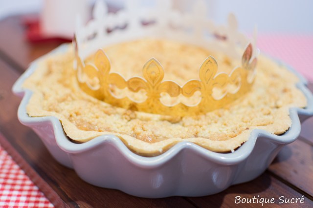 La Masa: -En un Bowl mezcla la harina y la sal. -Añade la mantequilla y la manteca cortada en dados a la Harina. -Agrega el gua fría y mezcla con las puntas de los dedos hasta obtener una masa homogénea. -Divide la masa en dos discos, cúbrelos con papel film y refrigera por una media hora. El Relleno y montaje del Pie: -Precalienta el horno a 180ºC con calor por arriba y por abajo. -Lava, pela y corta en julianas o gajos las Manzanas. -Mezcla la harina, azúcar, canela, nuez moscada y sal junto a las manzanas. -Extiende con ayuda de un rodillo uno de los discos de Masa y cubre un molde para tartaletas o para pie de 22 cm trata que te quede un centímetro de mas de masa por los lados para poder juntar los bordes al final. -Coloca la fruta sobre la masa en el molde repartiéndola muy bien.