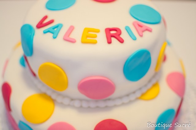 Tarta Fondant de topos de colores y Lazo.