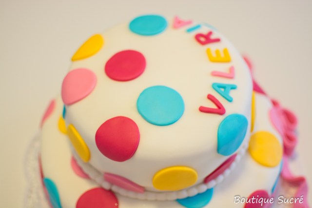 Tarta Fondant de topos de colores y Lazo.