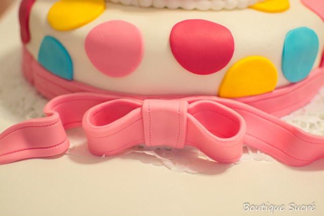 Tarta Fondant de topos de colores y Lazo.